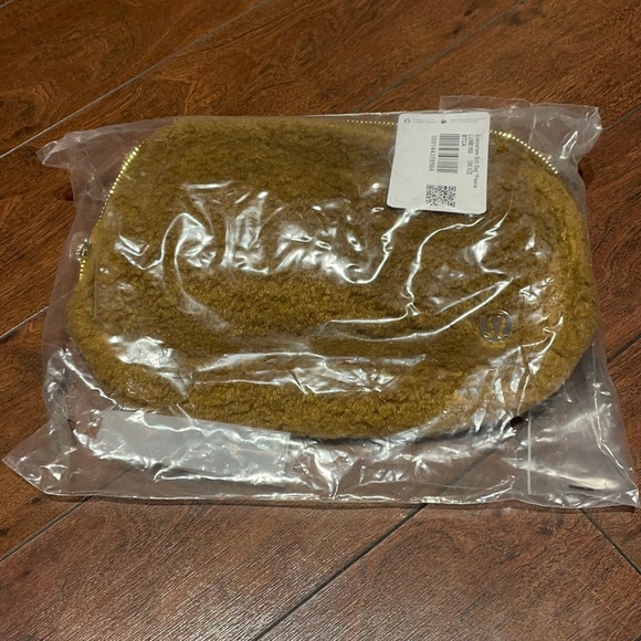 BNWT Lululemon Everywhere Belt Bag *Fleece - Picture 2 of 4